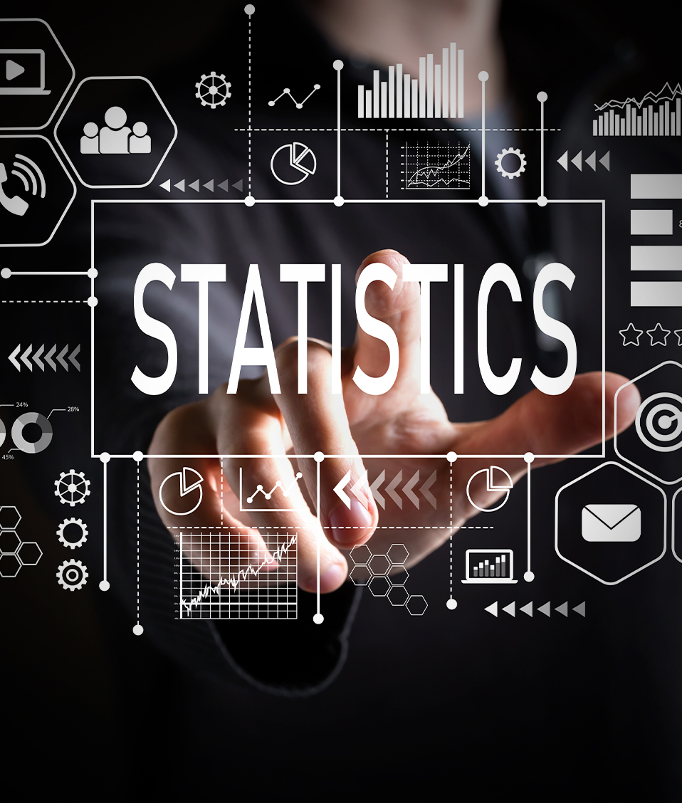 Gráficos relacionados con la estadística con un hombre señalando la palabra "Statistics"
